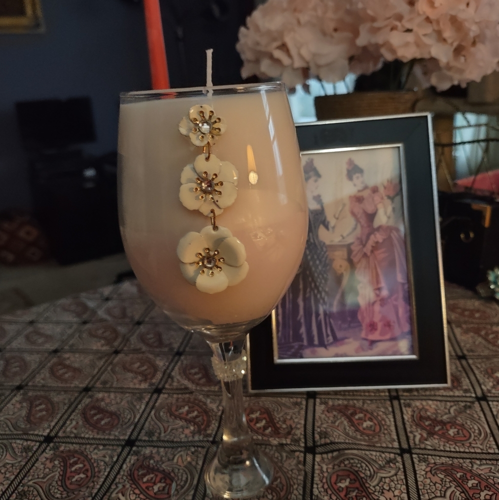 Scented decorative candle